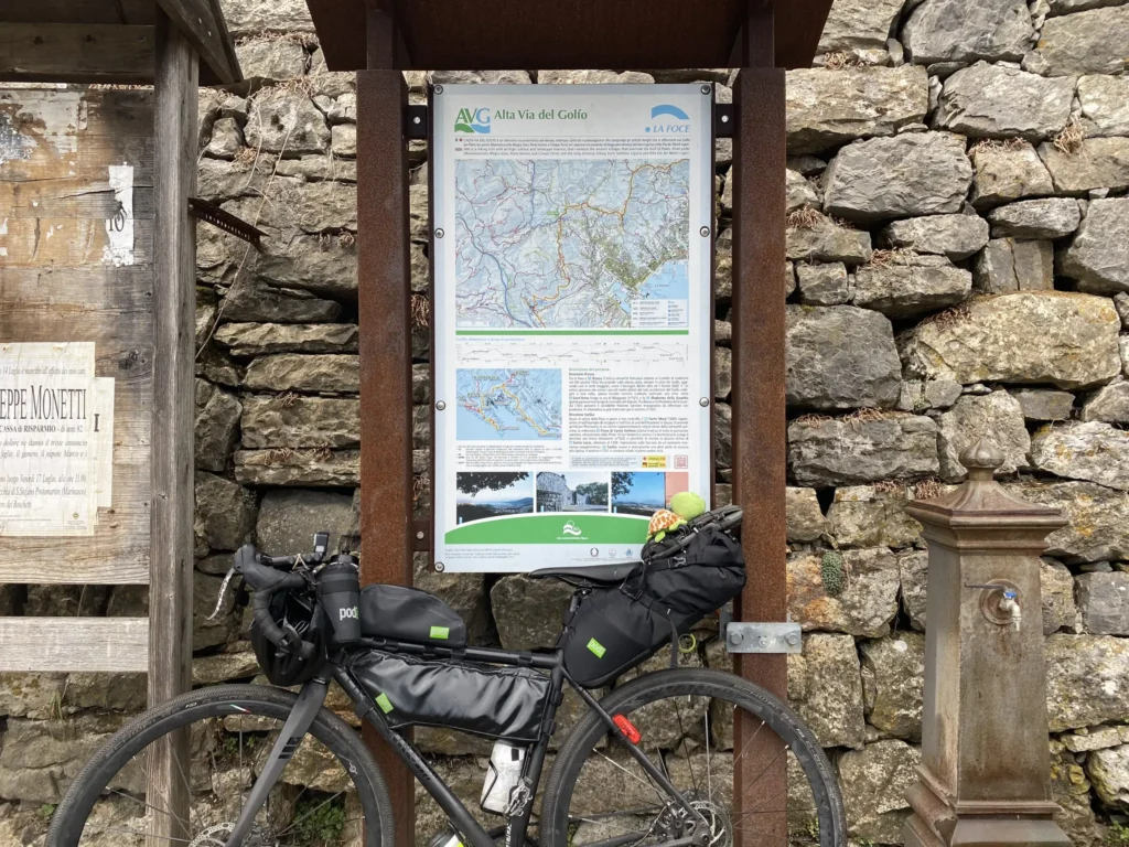 bicicletta con mappa 100 castles route